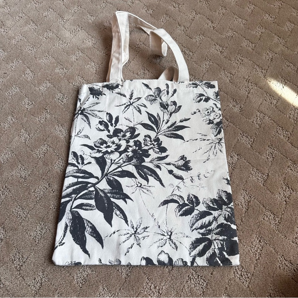Gucci Novelty Tote Bag Elegant Black Floral Print Perfect “Farmer’s Market” Bag - Picture 6 of 7